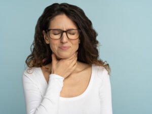 Rouquidão frequente: causas que vão além de falar demais - Dra Sarah Beirith