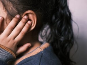 Audição infantil: sinais sutis que os pais não devem ignorar - Dra Sarah Beirith