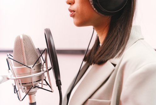 Avaliação e cuidado especializado para rouquidão e alterações vocais. Voz e profissionais da voz: Otorrinolaringologista Dra.Sarah C. Beirith